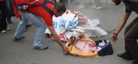 Eylemciler Başbakan'ın posterini yaktılar