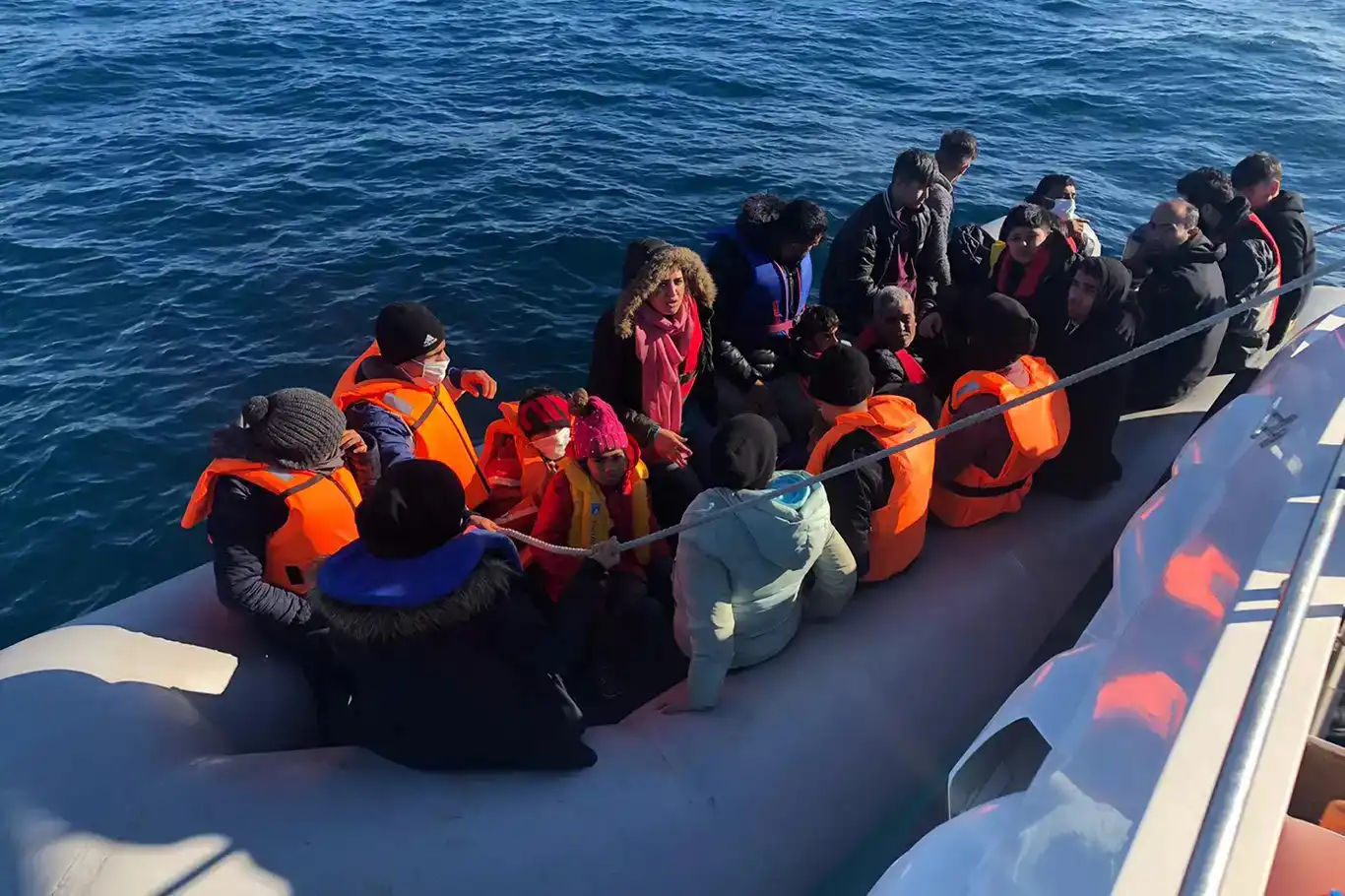 Li peravên Çeneqqeleyê 24 koçber hatin qefaltin