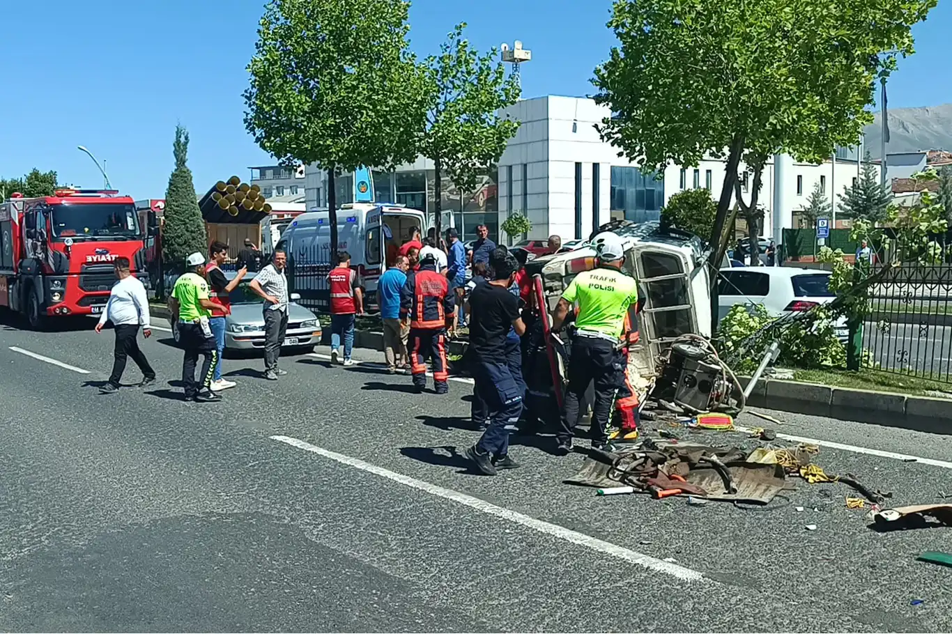 Li Meletî erebe li hev qelibîn: 2 birîndar