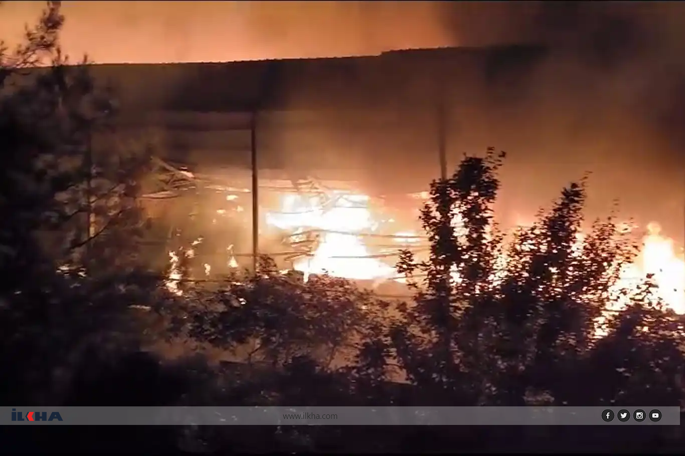 Diyarbakır'da alevlere teslim olan işyeri kullanılamaz hale geldi