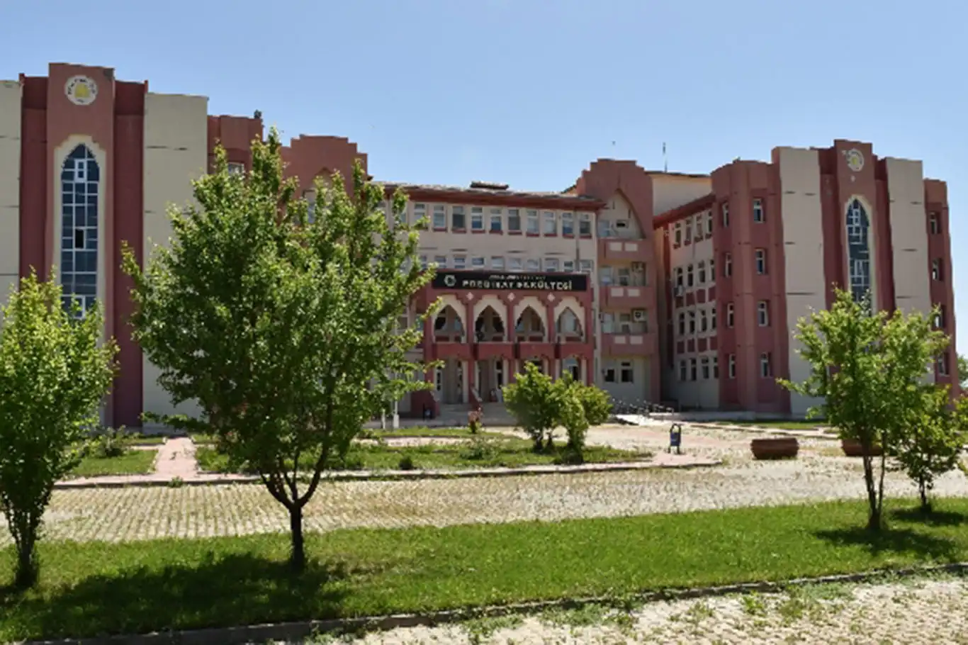 Dicle Üniversitesi Edebiyat Fakültesi'nin ismi değiştirildi