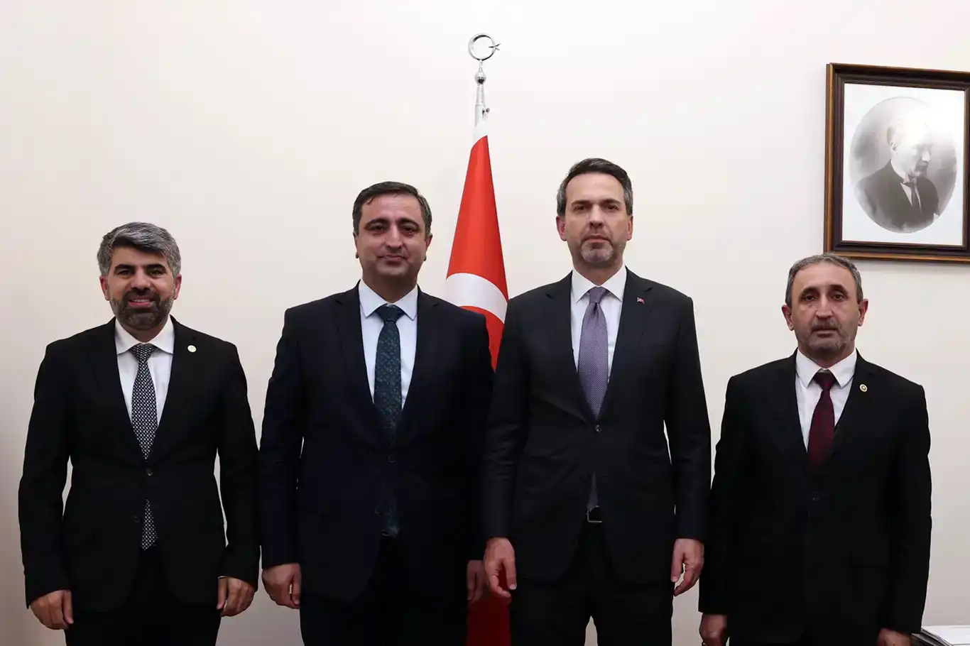 Parlamenterên HUDA PARê, bi Wezîr Bayraktar re pirsgirêk û daxwazîyên Êlihê gotubej kirin