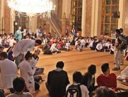 Utanmazlar camiye ayakkabıyla girmişler