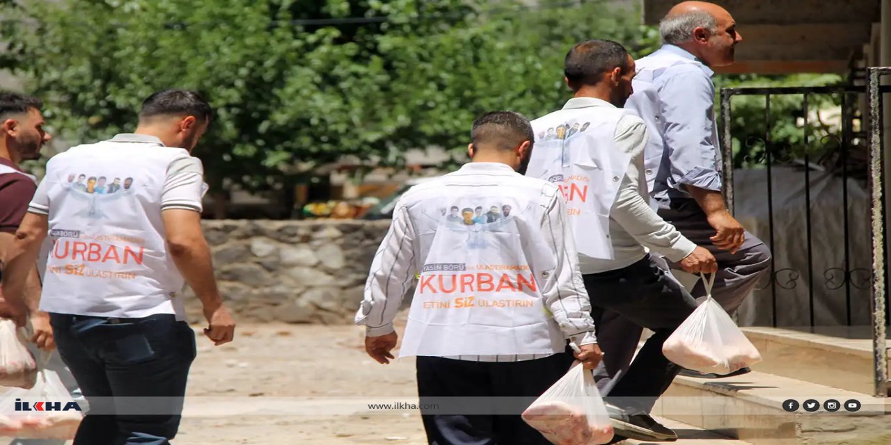 Yasin Börü ve arkadaşlarının dağıtamadığı kurban etlerini onlar ailelere ulaştırıyor