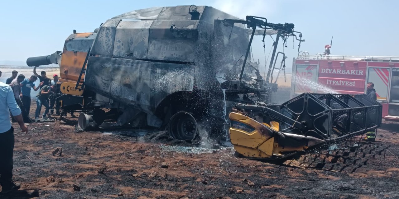 Çınar'da 60 dönüm ekili alan ve biçerdöver yandı