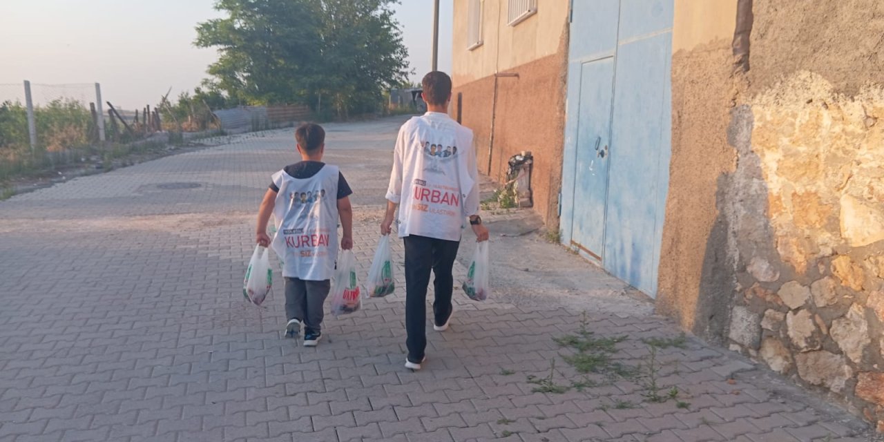 Çınar Umut Kervanı Yasin Börü ve arkadaşlarının anısına yüzlerce aileye et dağıttı