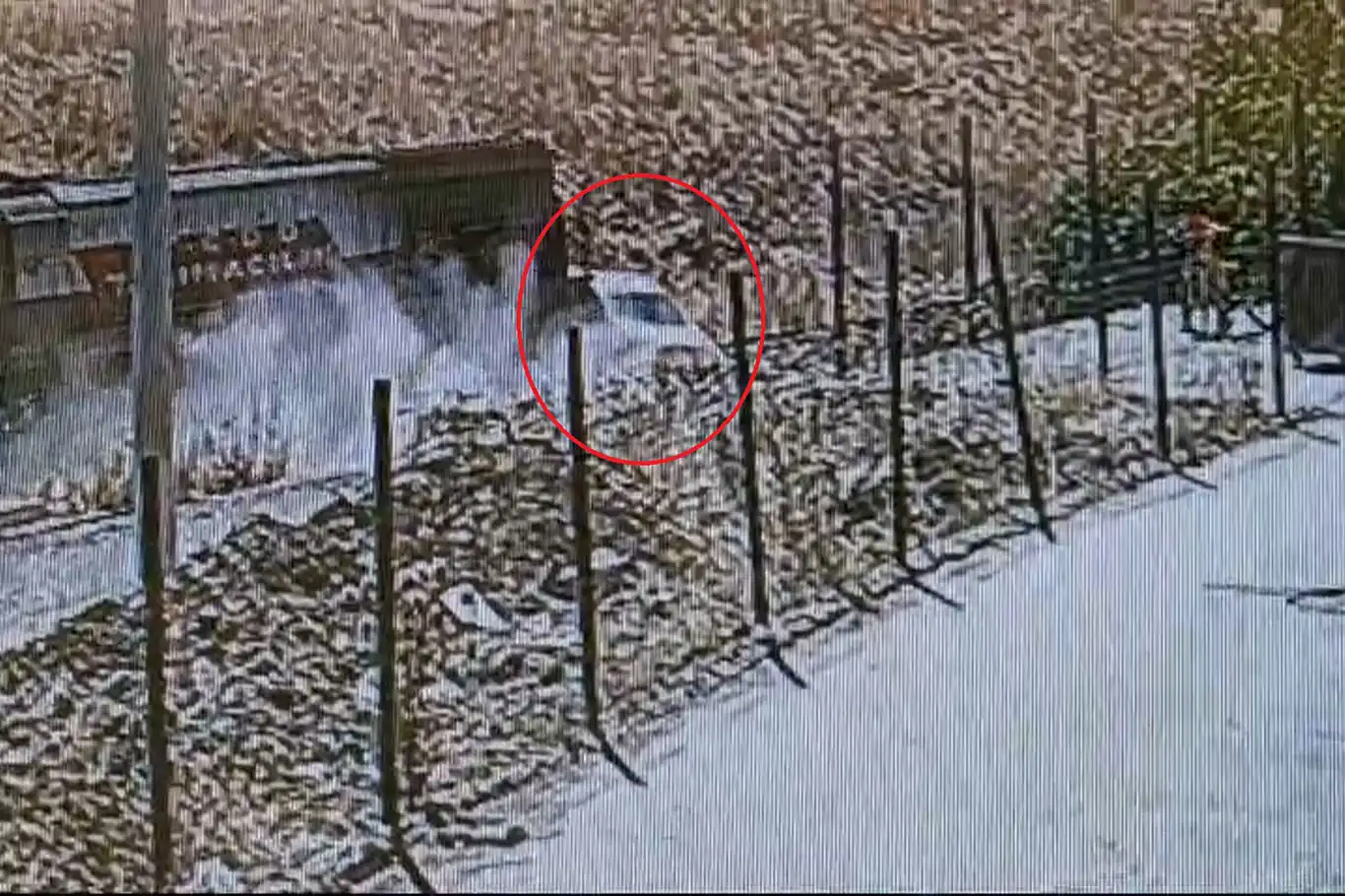 Diyarbakır'da yük treninin hemzemin geçitte hafif ticari araca çarptığı an kamaralara yansıdı