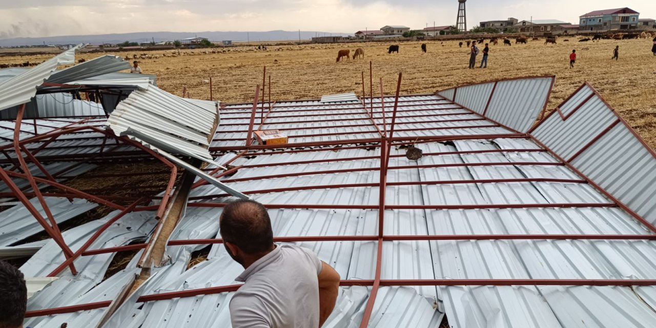 Çınar'da şiddetli rüzgar çatıları uçurdu