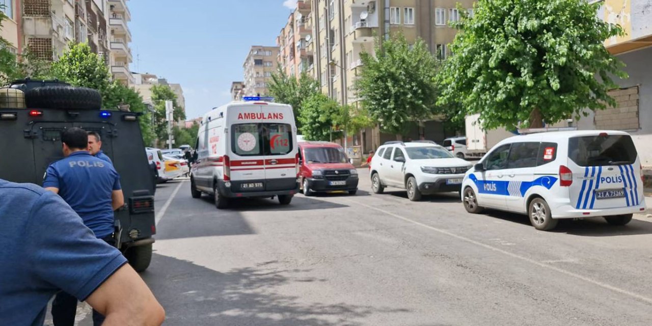 Diyarbakır'da Yenişehir Mahallesi Ali Emiri 7'nci sokakta alacak verecek kavgası: 4 yaralı