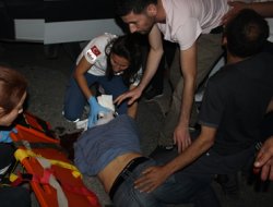 Yol kapatan eylemciye araç çarptı