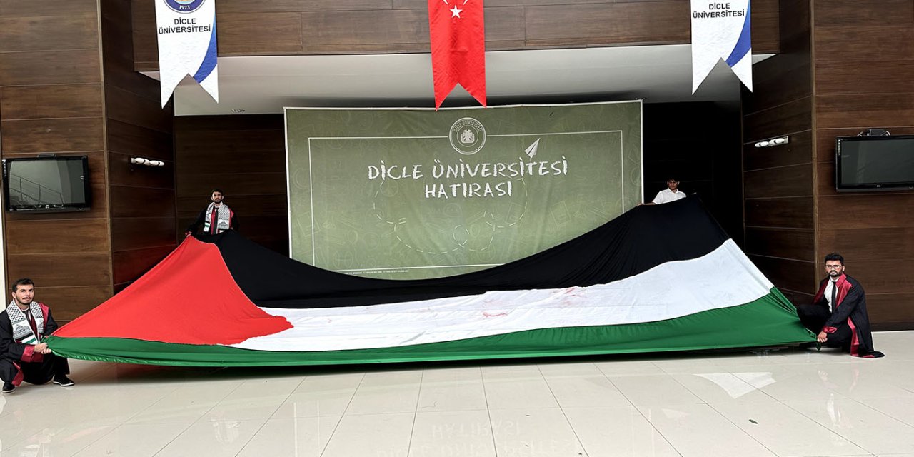 Diyarbakır'da Tıp Fakültesinden mezun olan öğrenciler Filistin'i unutmadı