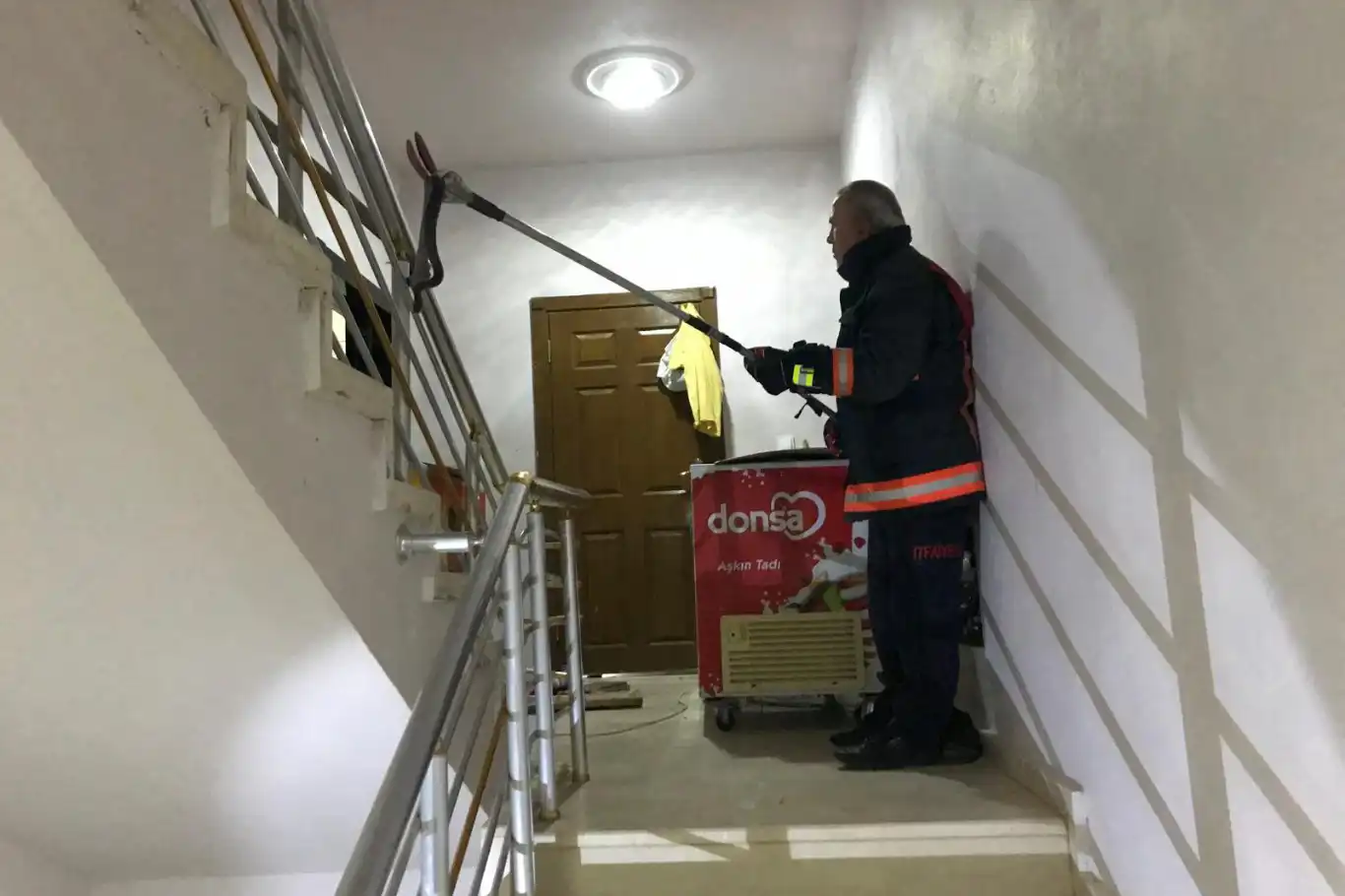 Nusaybin’de binaya giren yılan, apartman sakinlerine korku dolu anlar yaşattı