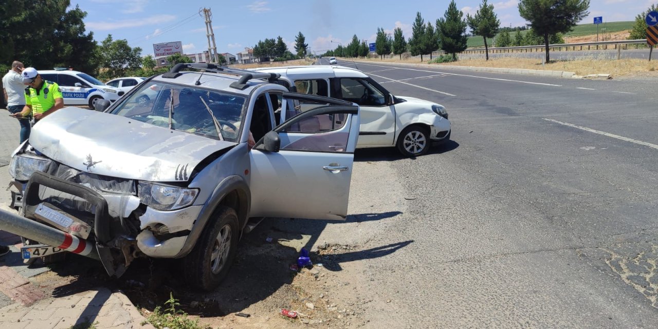 Çınar'da hafif ticari araç ile pikap çarpıştı, 3 yaralı
