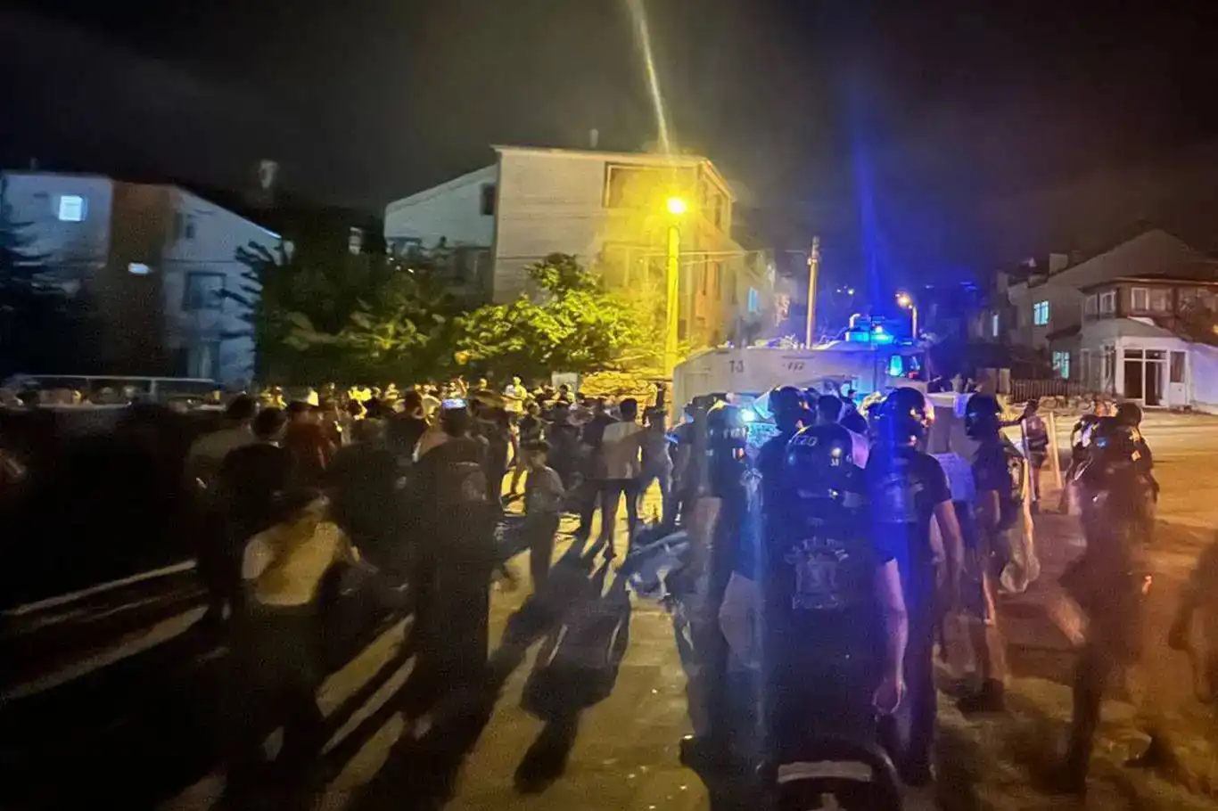 474 kesên ku di bûyerên li dijî penaberan de parvekirinên provakatîf kirin hatin binçavkirin