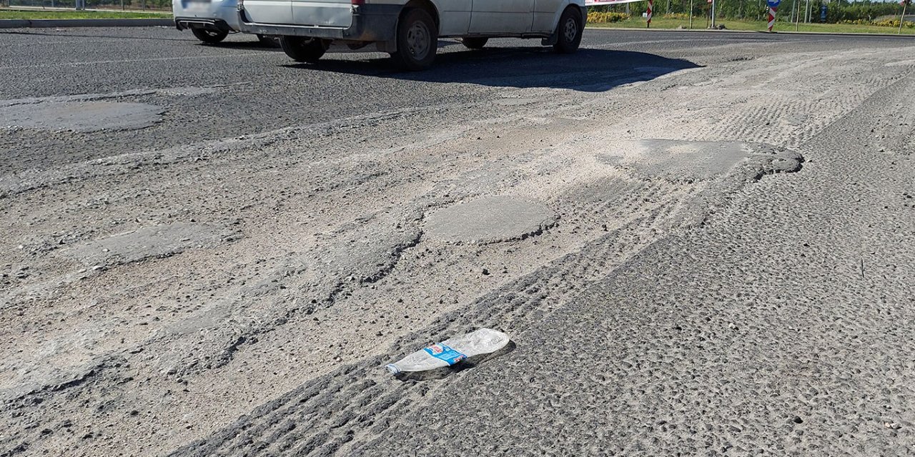 Diyarbakır'da beton mikserlerinin yola döktüğü betonlar tehlike saçıyor