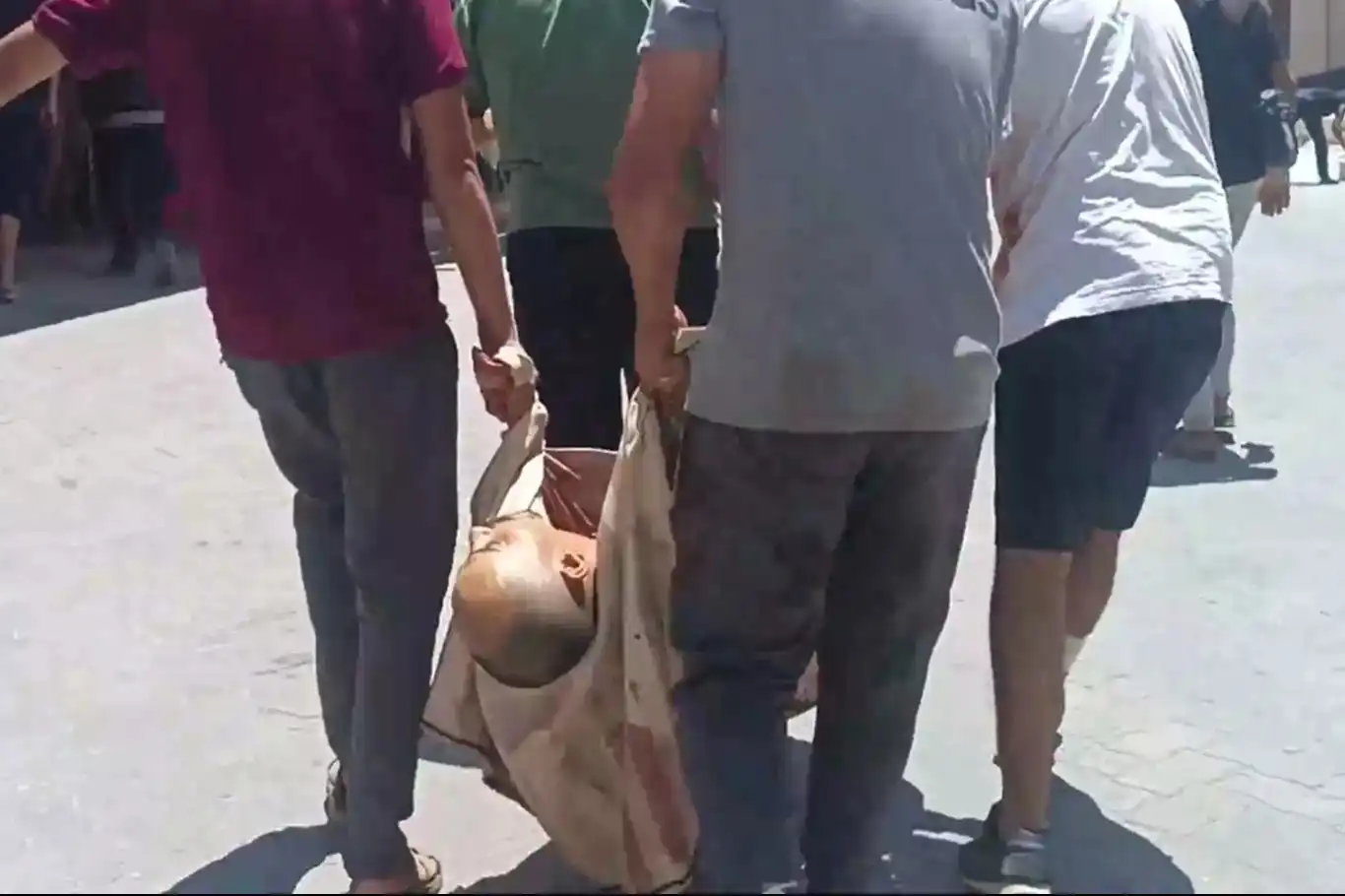 Îşxalkeran mirovên ku di camîyê de nimêj dikirin bombe kir: 17 şehîd bi dehan birîndar hene