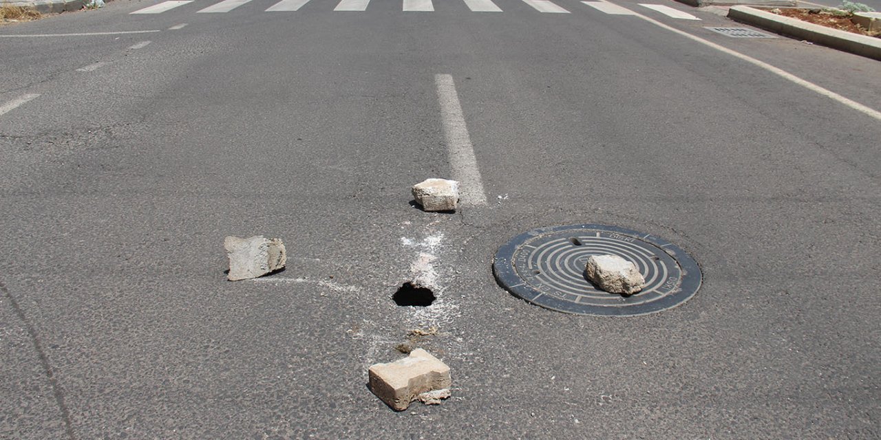 Diyarbakır'da Barış Mahallesi Abdulkadir Aksu Caddesi'nde yolun ortasında oluşan boşluk sürücülere tehlike saçıyor