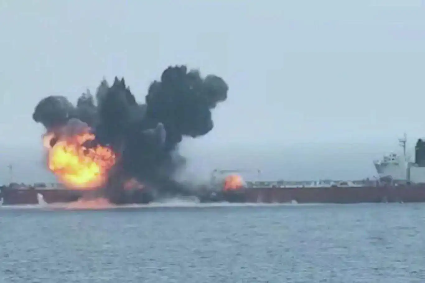 Yemen dîmena ku li Behra Sor keştiyeke dixe parvekir