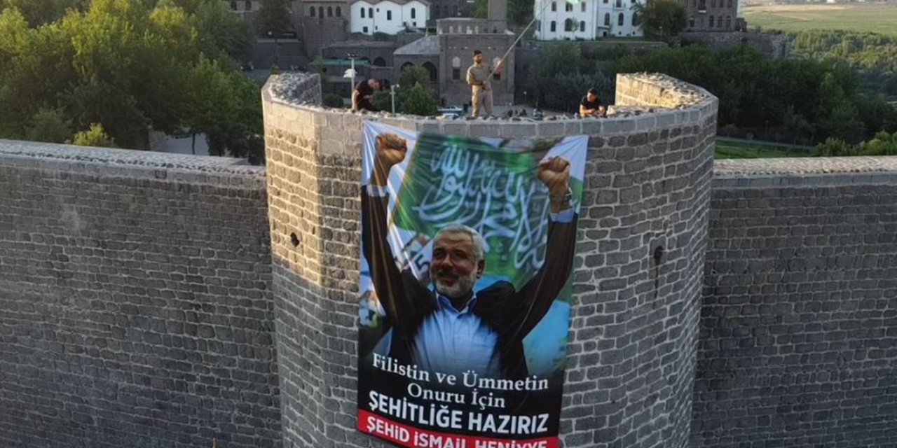 Şehid İsmail Heniyye'nin dev posteri Diyarbakır surlarına asıldı