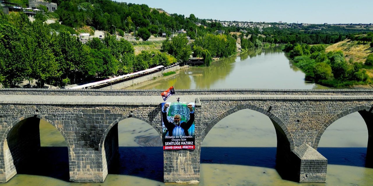 Tarihi Ongözlü Köprüye İsmail Heniyye posteri asıldı