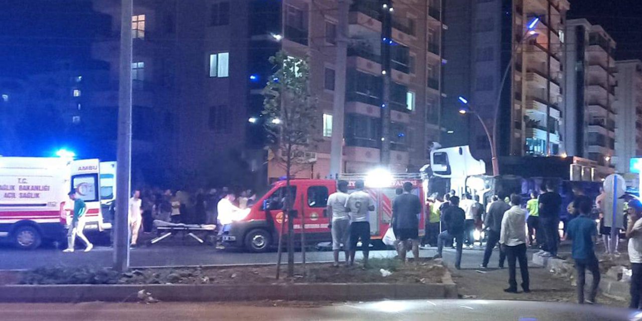 Diyarbakır'da virajı alamayan belediye aracı devrildi: 1 yaralı