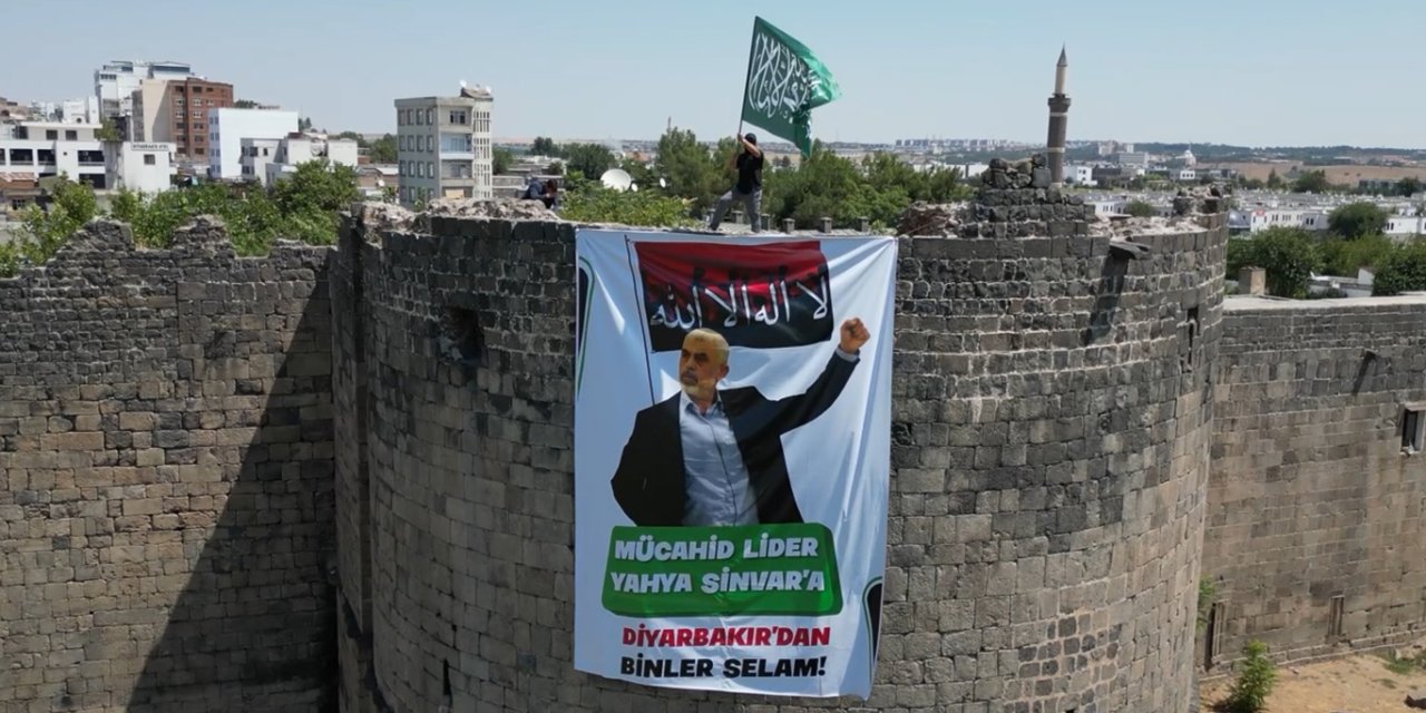Diyarbakır surlarında Yahya Sinvar posterleri dalgalandı
