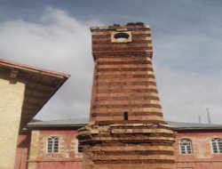 Maden'deki tarihi saat kulesi yıkılıyor