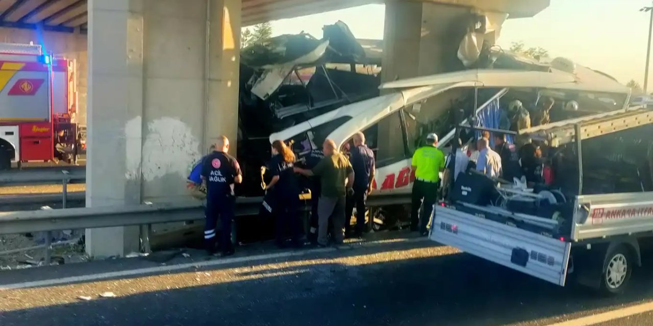 Ankara'da Ağrı firmasına ait yolcu otobüsü üst geçide çarptı: 9 ölü, 26 yaralı
