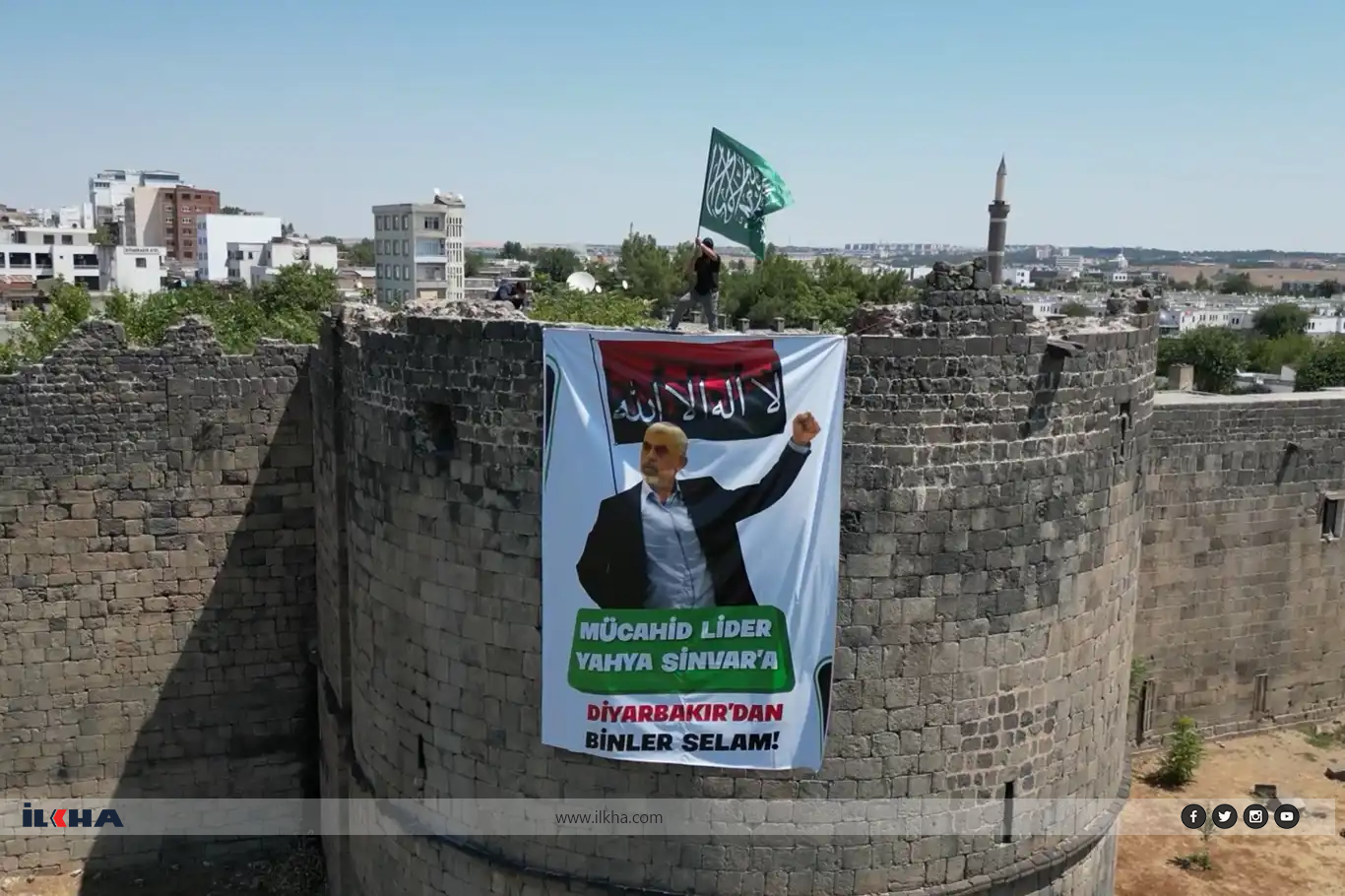 Li ser bedenên Dîyarbekirê de posterê Yahya Sînwar hat daliqandin