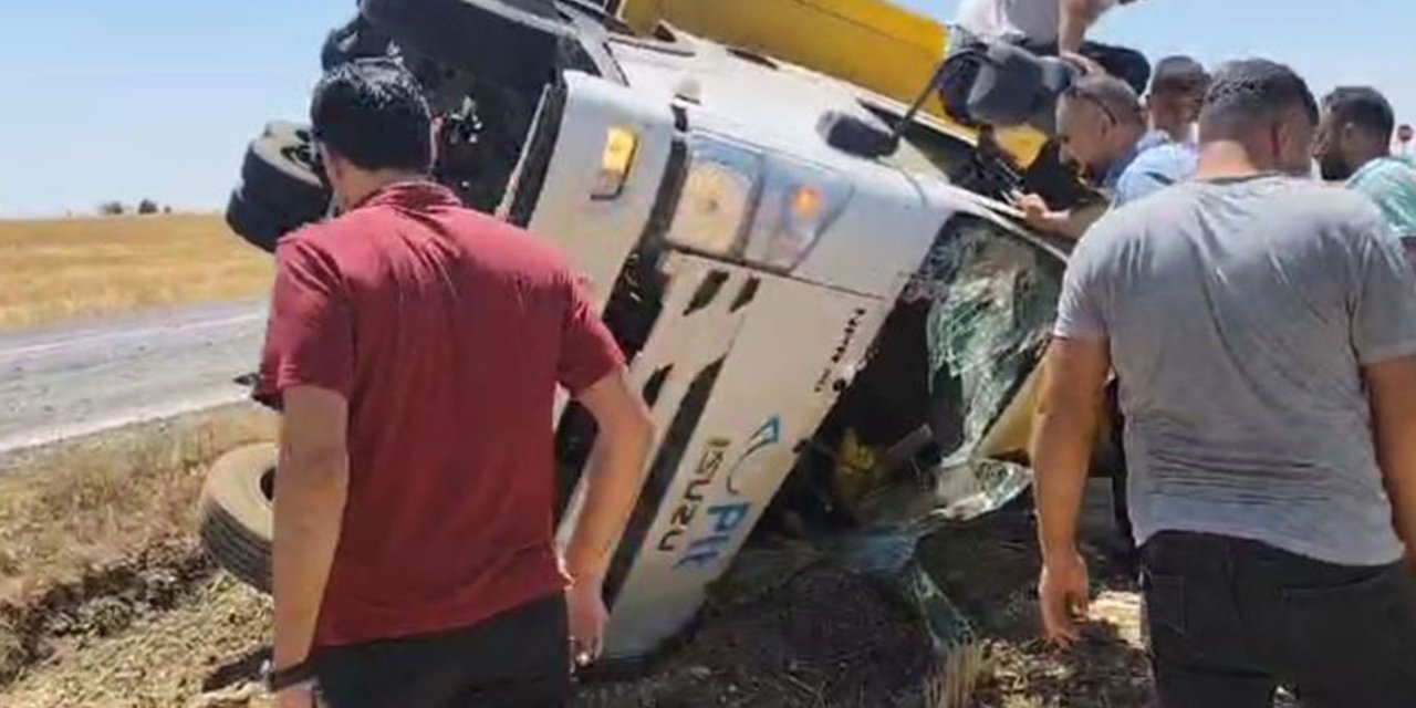 Diyarbakır Hani'de virajı alamayan PTT kargo aracı devrildi: 1 yaralı