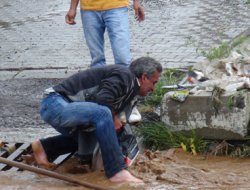 Sağanak yağış hayatı felç etti