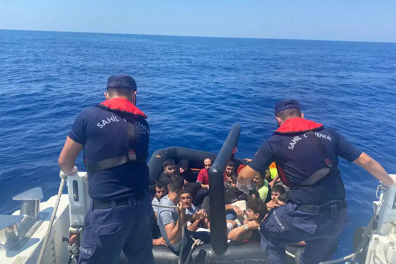 55 koçberên ku di behrê de mahsûr mabûn hatin xelaskirin