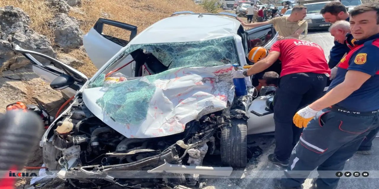 Otomobîl pêşî li tirê xist dûre ket qenala avê: 4 birîndar