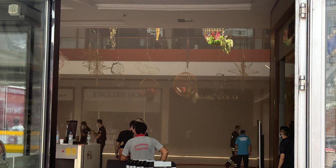 Diyarbakır Ceylan AVM'de çıkan yangın söndürüldü