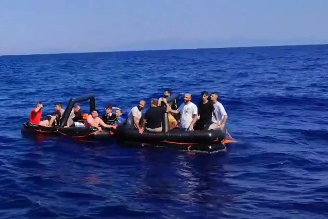 Li peravên Çeneqqeleyê 21 koçber hatin xelaskirin