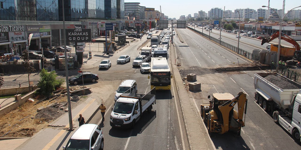 Diyarbakır'da Şanlıurfa Bulvarı'nda trafik çileye dönüştü