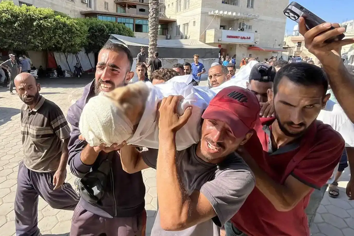 Rejîma siyonist dîsa êrîşî sîwîlan kir: 40 şehîd