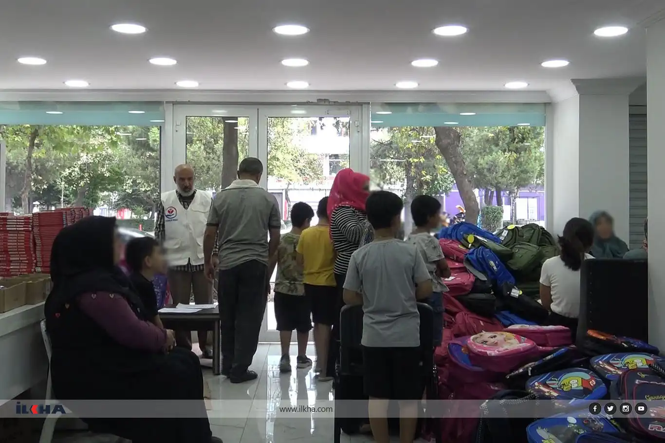 Weqfa Êtîman alikarîya qirtasiyeyê bi xwendekaran kir