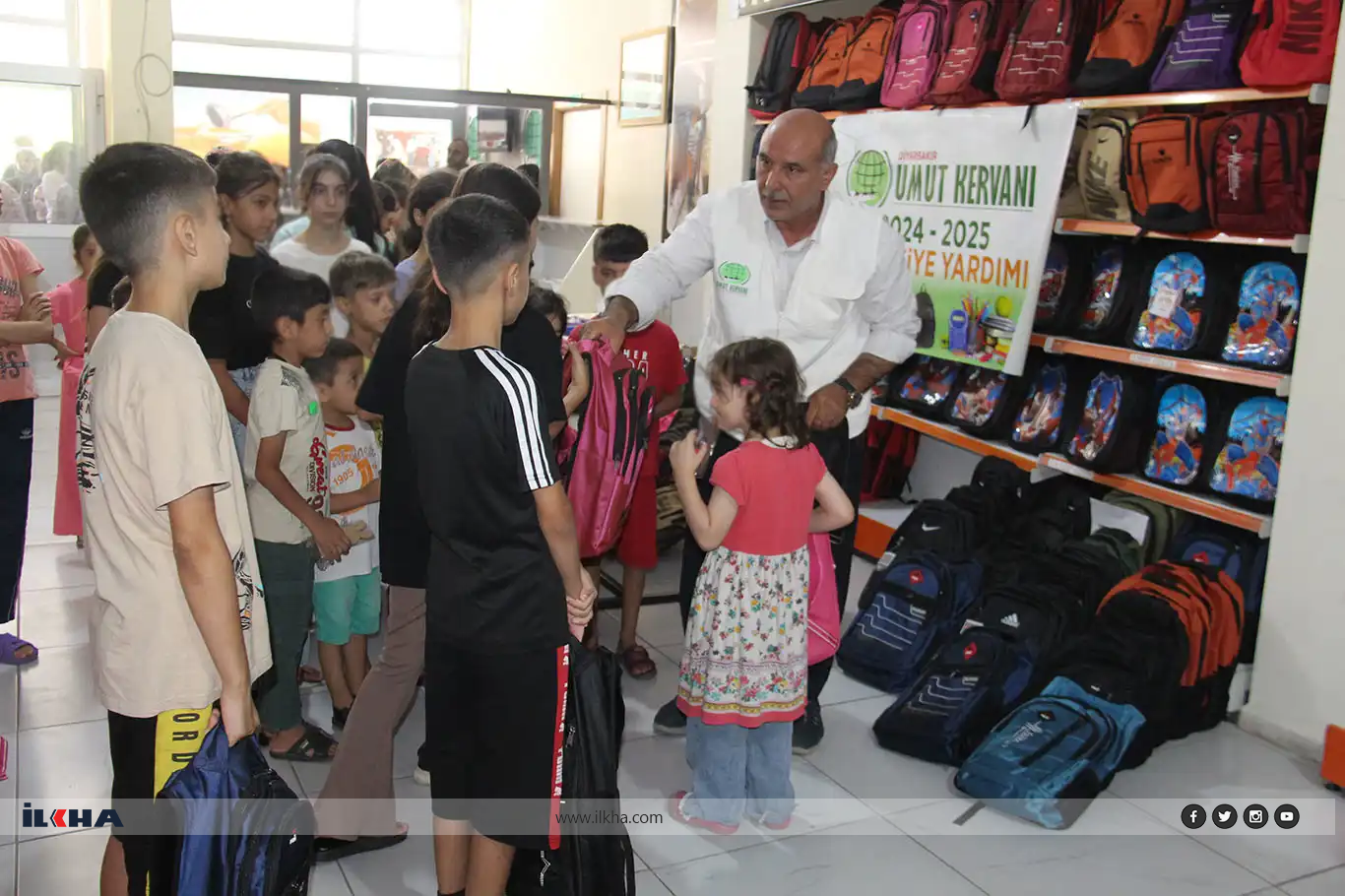 Umut Kervanı Diyarbakır'da yüzlerce ihtiyaç sahibi öğrencilere kırtasiye yardımında bulundu