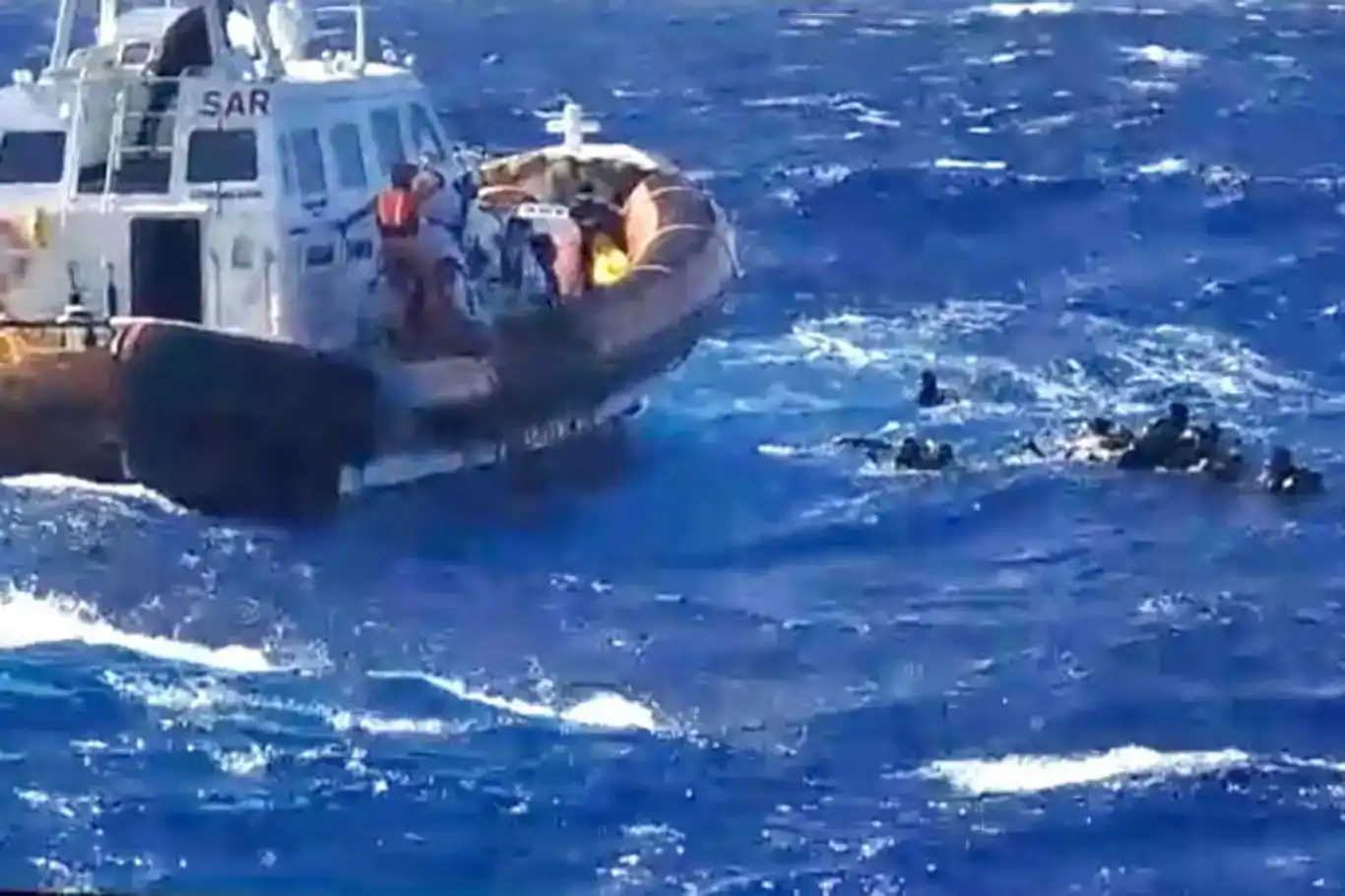 Li nêzî Îtalyayê tekneyeke koçberan binav bû: 21 winda