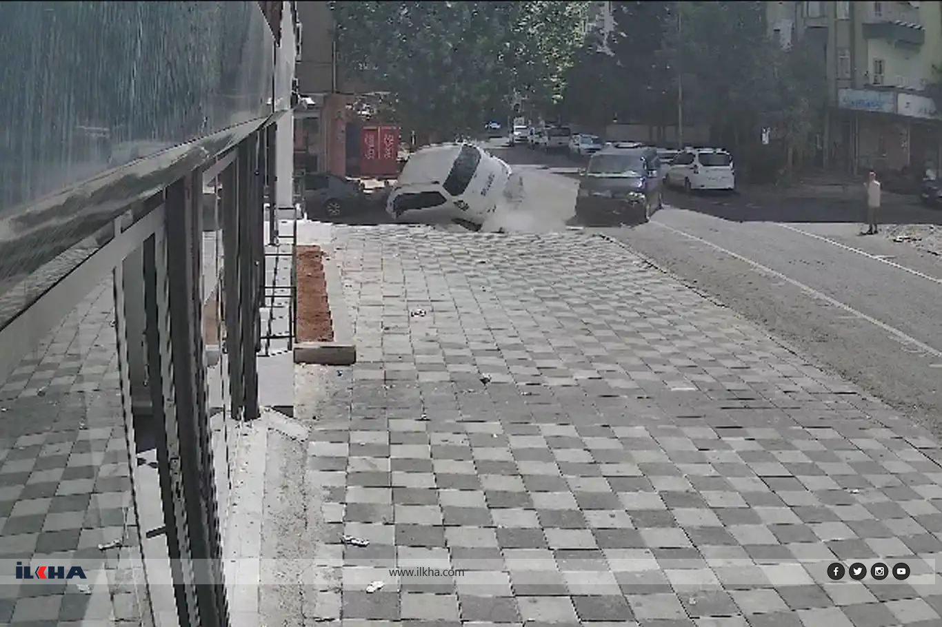 Diyarbakır'da 2 aracın çarpıştığı kaza anı kameralara yansıdı