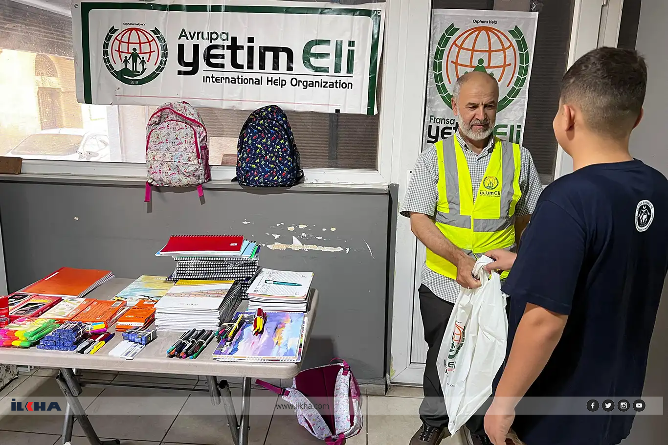 Ewrûpa Yetîm Elî ji xwendekarên êtîm û sêwî re alîkarîya qirtasîyeyê kir