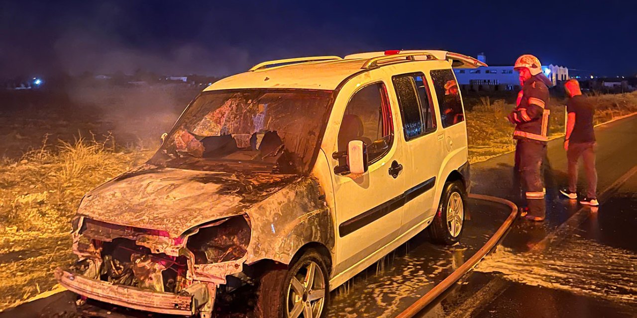 Diyarbakır'da seyir halindeki araç alev aldı