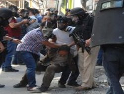 Silahlı göstericinin yakalanma anı