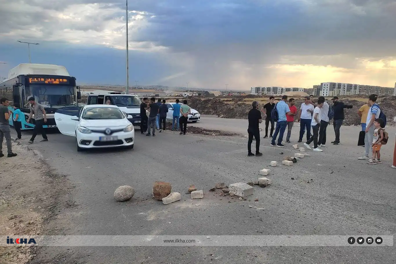 Diyarbakır TOKİ deprem konutlarında vatandaşlar yol kapattı