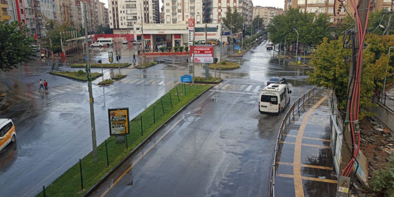 Diyarbakır'da sağanak yağış kenti serinletti