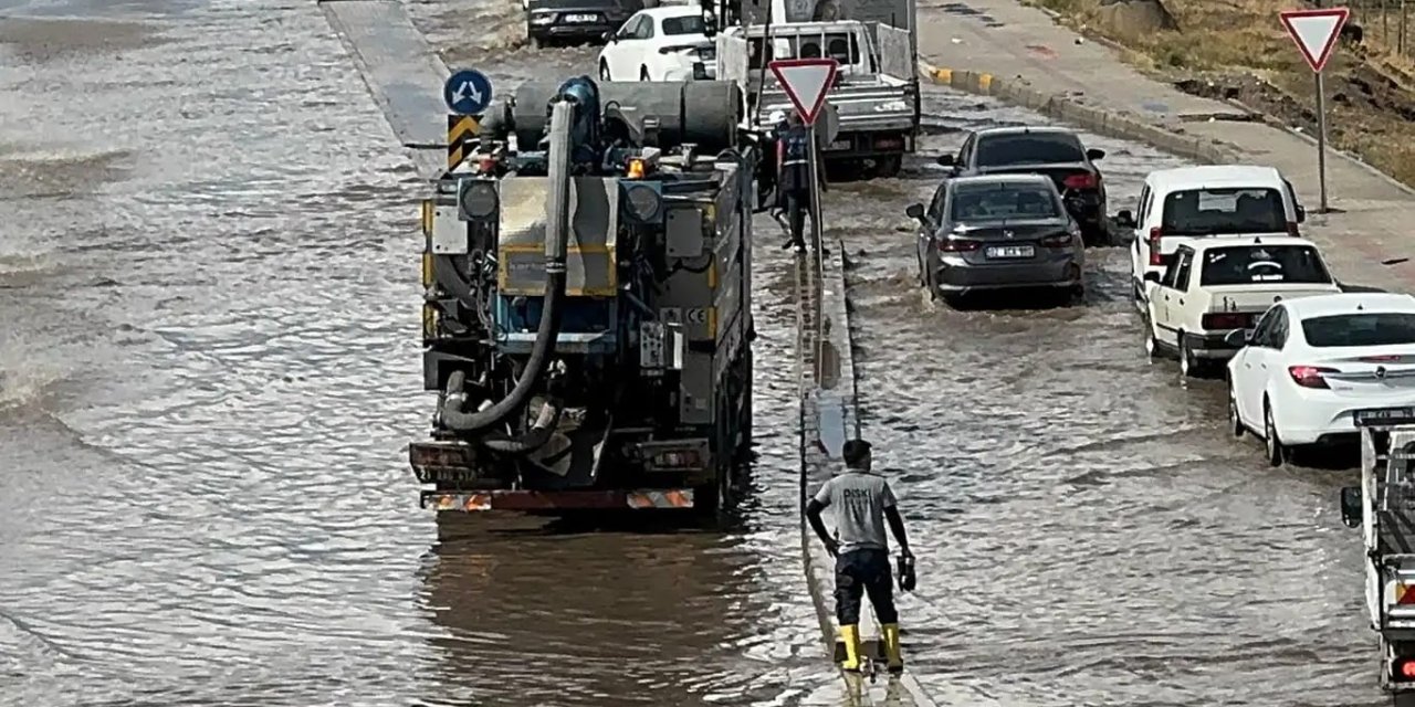 Diyarbakır'daki sağanak yağış sonrası Elâzığ Bulvarı göle dönüştü