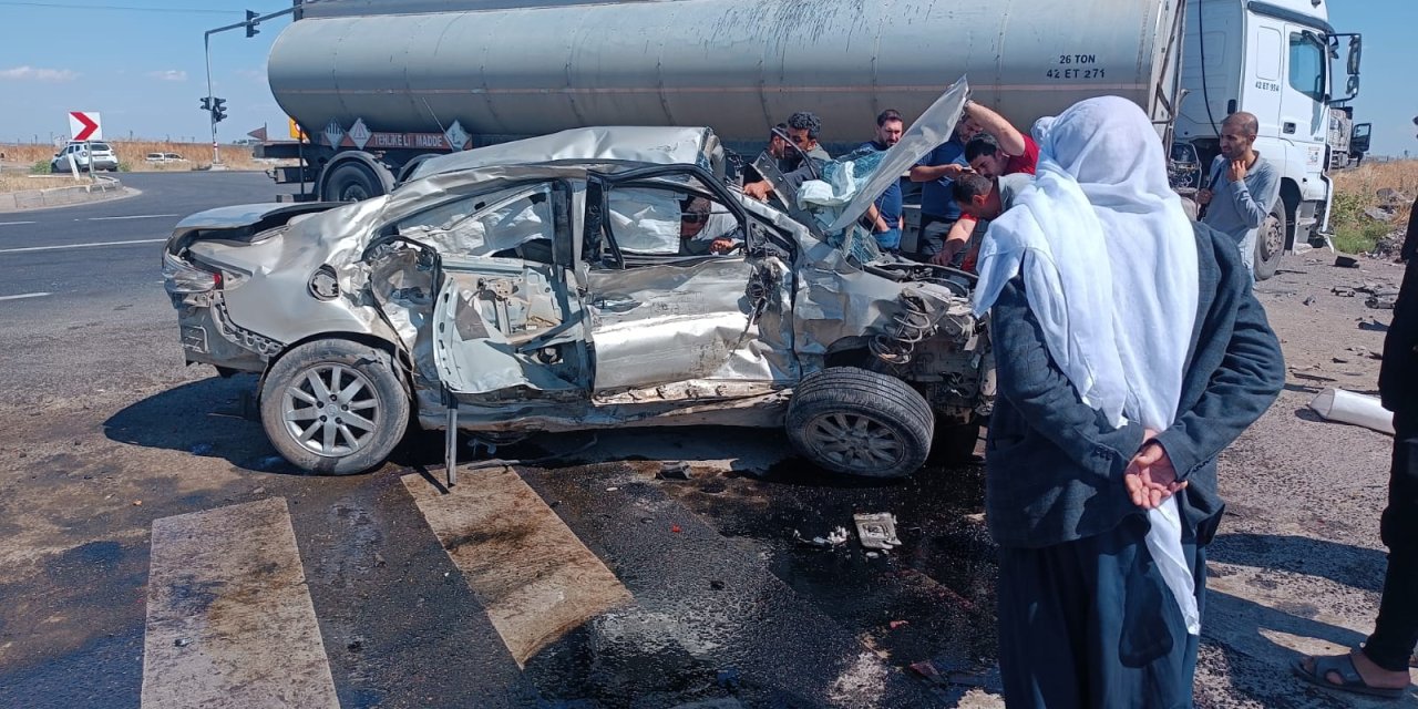 Diyarbakır'da TIR ile otomobilin çarpışmasında 2 kişi ağır yaralandı