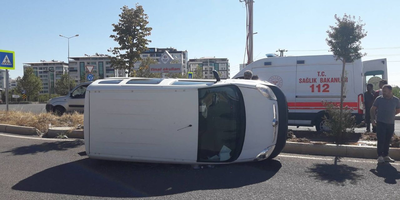 Diyarbakır Tepeşehir Kavşağında Refüje çarpan hafif ticari araç yan yattı: 1 yaralı
