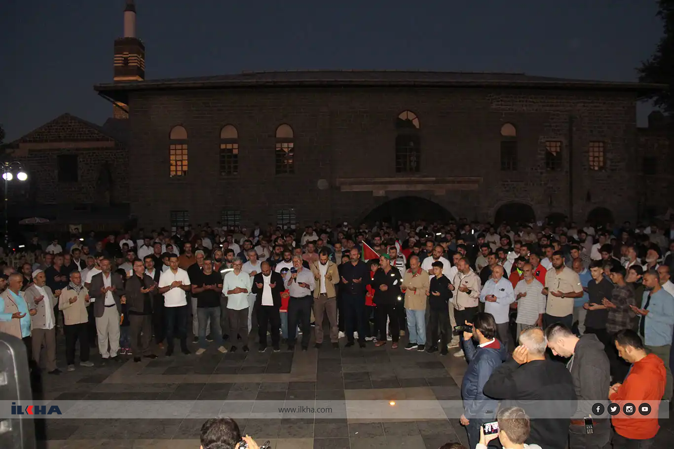 Diyarbakır'da sabah namazında eller Gazze için semaya açıldı